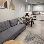 Cudovny Z Wlasnym Ogrodkiem I Miejscem Parkingowym W Garazu Apartment