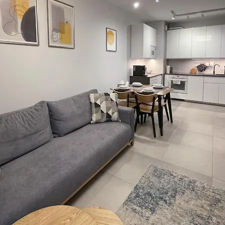 Cudovny Z Wlasnym Ogrodkiem I Miejscem Parkingowym W Garazu Апартаменты