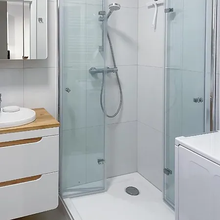 Cudovny Z Wlasnym Ogrodkiem I Miejscem Parkingowym W Garazu