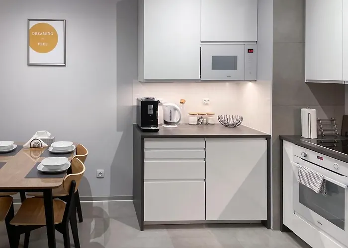 Cudovny Z Wlasnym Ogrodkiem I Miejscem Parkingowym W Garazu Kudowa-Zdrój